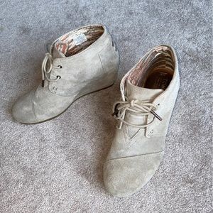 Women’s size 8 Toms❤️